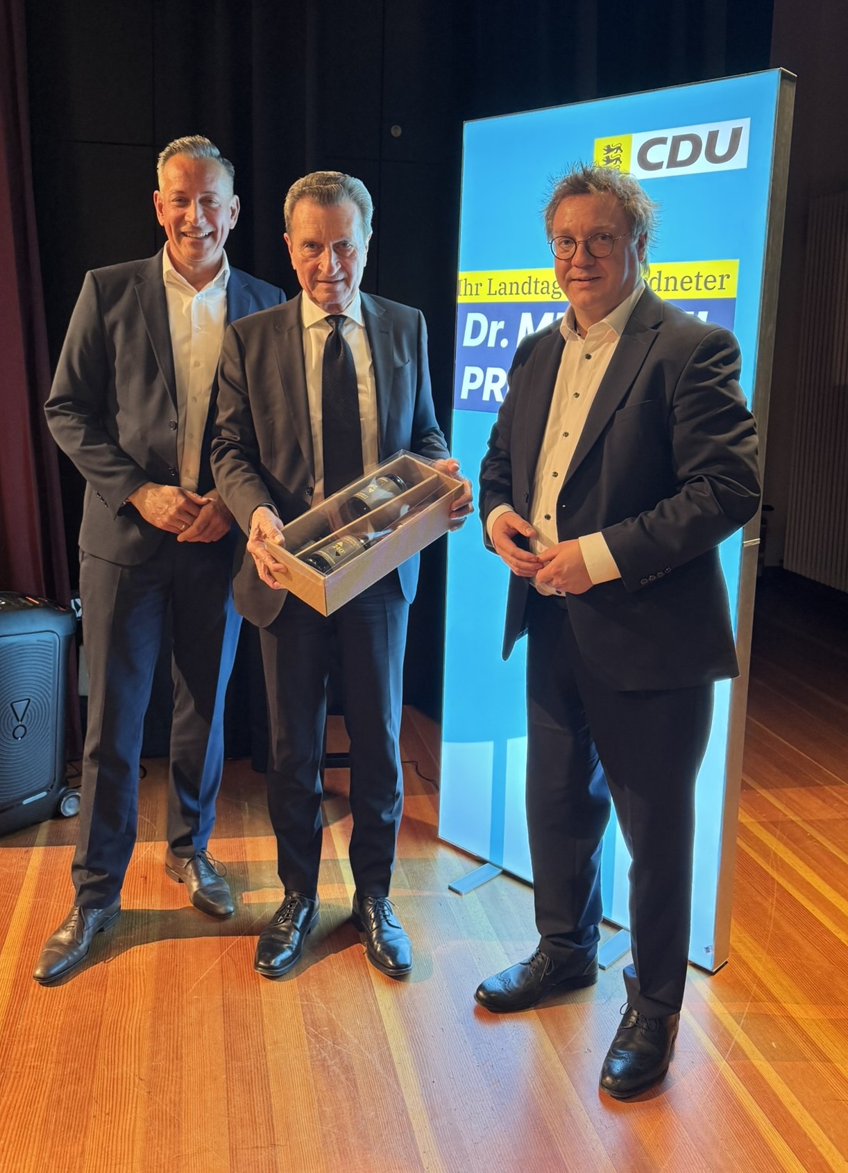 Vorsitzender Thomas Kn�rle (links) und der Landtagsabgeordnete Dr. Michael Preusch (rechts) bedanken sich bei Gastredner G�nther H. Oettinger mit einem Weinpr�sent f�r dessen Analyse beim CDU-B�rgerempfang in der Alten Kelter.