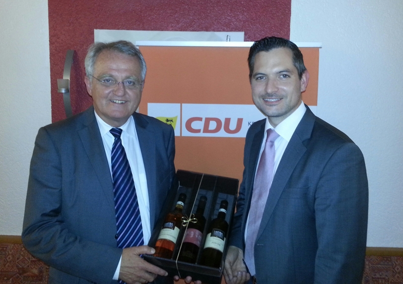 Der Stadtverbandsvorsitzende Thomas Paul dankt Rainer Wieland MdEP für seinen Vortrag auf dem Europaabend der CDU Brackenheim Der Stadtverbandsvorsitzende Thomas Paul dankt Rainer Wieland MdEP für seinen Vortrag auf dem Europaabend der CDU Brackenheim